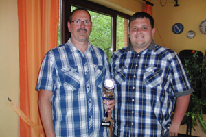 &Uuml;bergabe des Pokals an Jochim Wilke